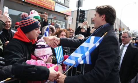 «Zito Hellas!»: O πρωθυπουργός του Καναδά γιόρτασε με τους ομογενείς κρατώντας ελληνική σημαία