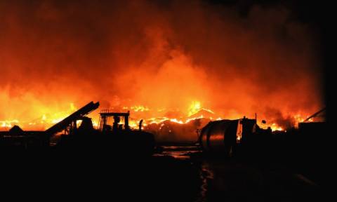 Σκηνές-Σοκ στην Ινδία: 102 νεκροί από  πυρκαγιά σε θρησκευτική γιορτή με πυροτεχνήματα (Pics & Vids)