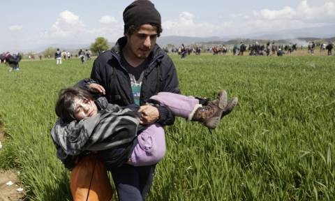 Ειδομένη: Πολεμικό σκηνικό στα σύνορα - Τρία παιδιά με τραύματα στο κεφάλι από πλαστικές σφαίρες