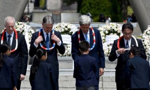 Ιαπωνία: «Βαθιά συγκινημένος» ο Τζον Κέρι κατέθεσε στεφάνι στα θύματα της Χιροσίμα