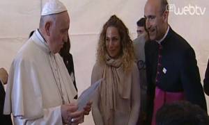 Επίσκεψη Πάπα στη Μυτιλήνη - Συγκινητικές στιγμές στο κέντρο φιλοξενίας της Μόριας