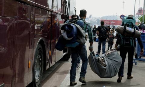 Με λεωφορεία μεταφέρονται στον Σκαραμαγκά εκατοντάδες πρόσφυγες και μετανάστες