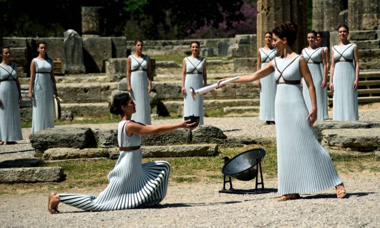 Ολυμπιακή Φλόγα: Συγκίνηση και νοσταλγία για το μεγαλείο της Ελλάδας