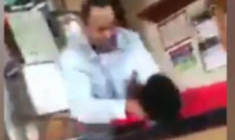 Σοκαριστικό βίντεο: Βοηθός καθηγητή χτυπά αλύπητα 14χρονο μαθητή