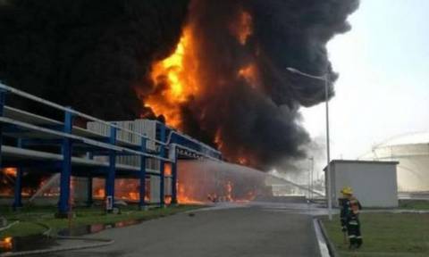 Ισχυρή έκρηξη σε κτηριακό συγκρότημα αποθήκευσης χημικών και καυσίμων (Pics & Vids)