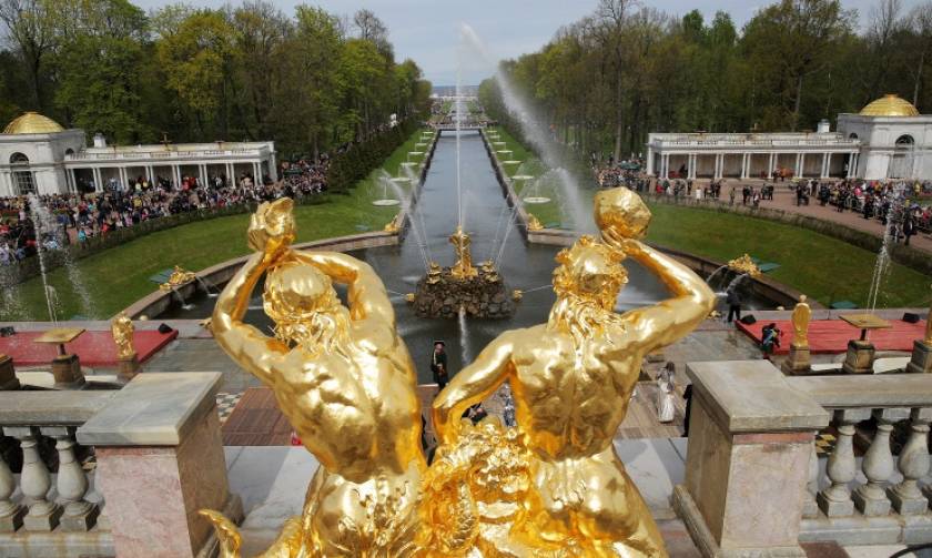 Петергоф открывает сезон фонтанов, отмечая 70-летие их первого послевоенного пуска