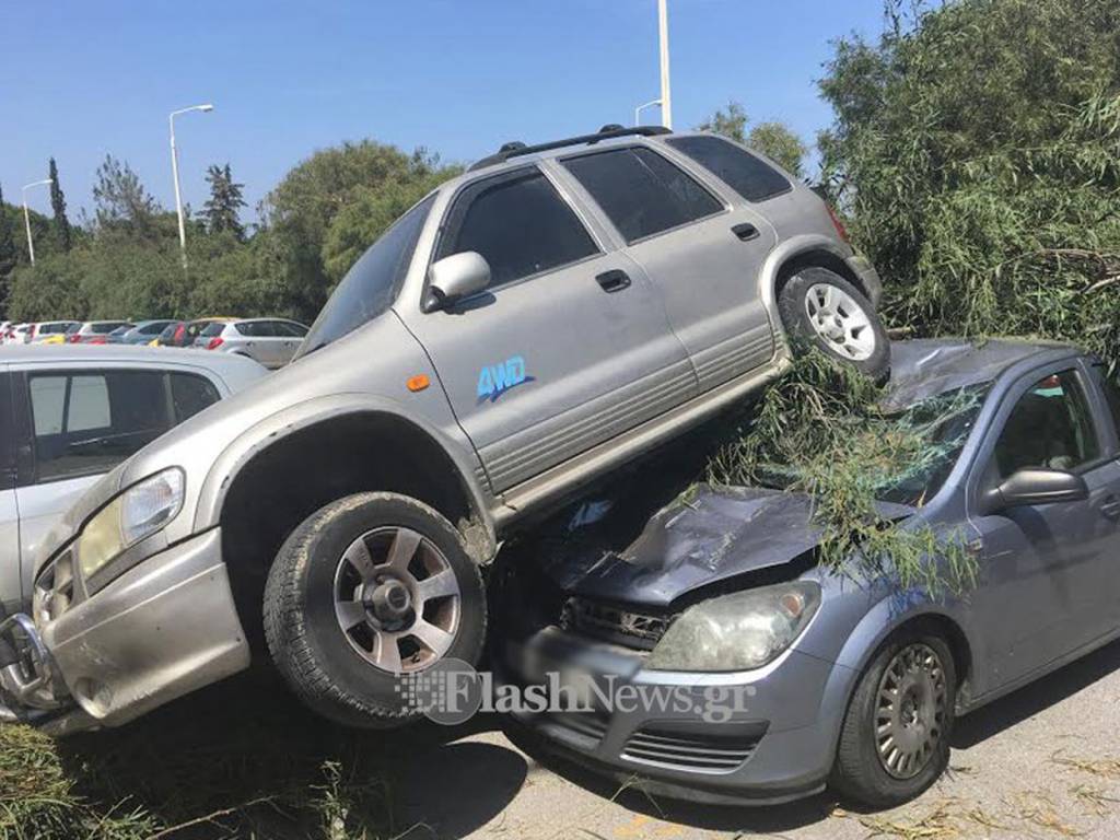 Τα πήρε όλα σβάρνα! Το πιο απίστευτο παρκάρισμα που είδατε ποτέ(pics)