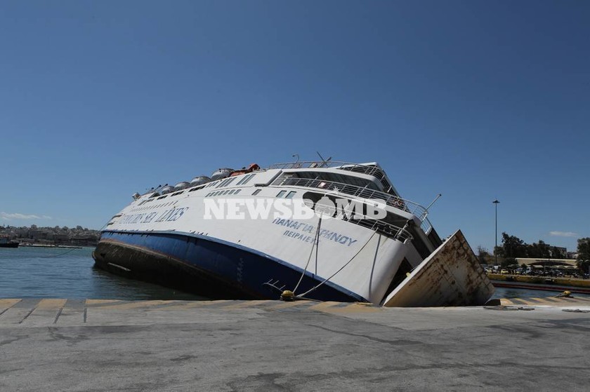 Παραλίγο να βυθιστεί στο λιμάνι του Πειραιά το «Παναγία Τήνου» (pics&vid)