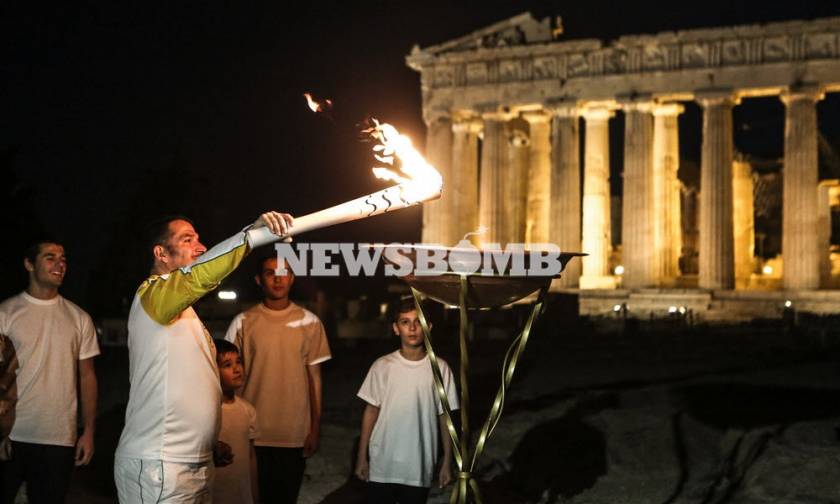 Η λάμψη της Ολυμπιακής Φλόγας φώτισε την Ακρόπολη (photos)
