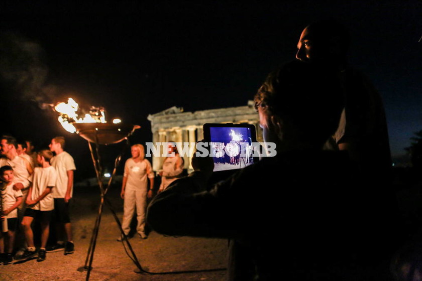 Η λάμψη της Ολυμπιακής Φλόγας φώτισε την Ακρόπολη (photos)