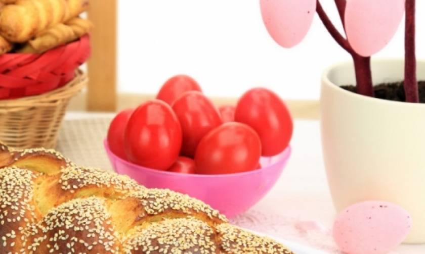 Λαμπάδες, τσουρέκια, αβγά και αρνί στη σούβλα: Πώς καθιερώθηκαν τα έθιμα του Πάσχα