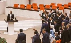 Άναψαν τα αίματα: Άγριο ξύλο στην τουρκική βουλή για τις συγκρούσεις στρατού-Κούρδων (vid)