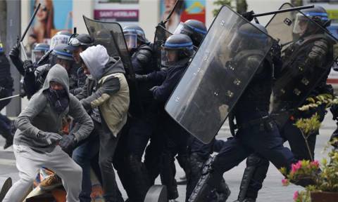 Άγρια επεισόδια στο Παρίσι - 24 αστυνομικοί τραυματίες (pics+vids)