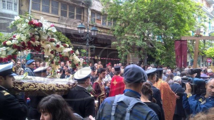 Πλήθος κόσμου στην περιφορά του Επιταφίου του Αγίου Μηνά στη Θεσσαλονίκη