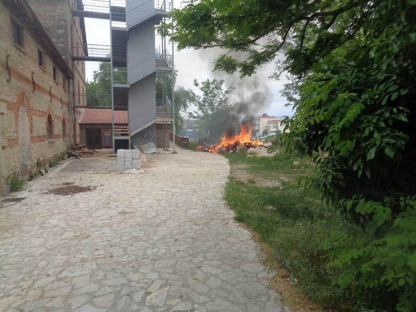 Ανήμερα του Πάσχα πήρε φωτιά το σπίτι του Άη Βασίλη στα Τρίκαλα! (pics+vid)