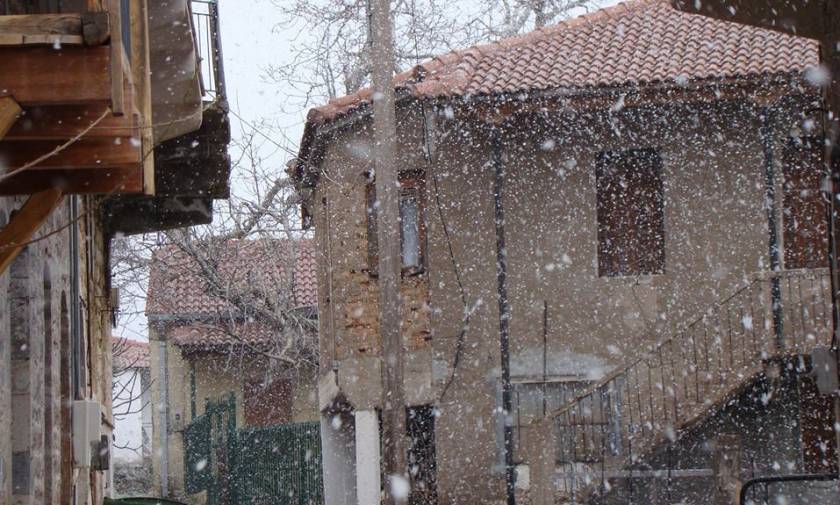 Πάσχα με χιόνια: Στα λευκά πολλές περιοχές της χώρας (vid)