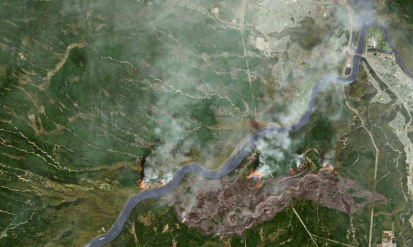 Canada wildfire: Alberta declares emergency in Fort McMurray