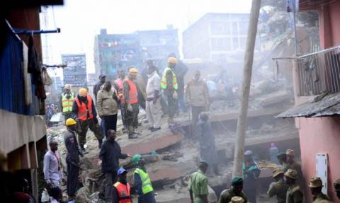 Γυναίκα βρέθηκε ζωντανή στα ερείπια έξι μέρες μετά την κατάρρευση κτηρίου στο Ναϊρόμπι (video)