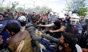 Ένταση ξανά στην Ειδομένη: Επεισοδιακή διαμαρτυρία προσφύγων στο φράχτη της ουδέτερης ζώνης (pics)
