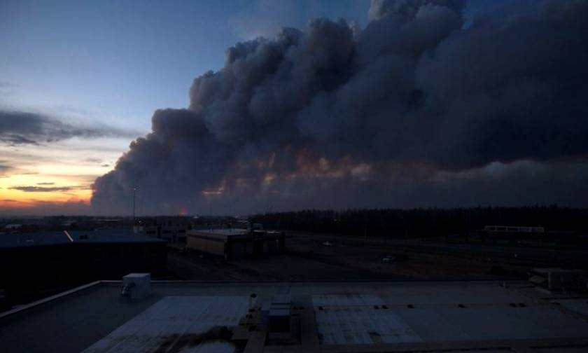 Canada wildfire: Thousands airlifted from Fort McMurray as blaze grows