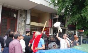 Ασφαλιστικό: «Ψέκασαν» διαδηλωτές έξω από τα γραφεία του ΣΥΡΙΖΑ στη Θεσσαλονίκη (videos)
