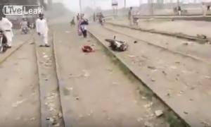Απίστευτο σιδηροδρομικό ατύχημα: Τρένο σκορπά τον τρόμο στο Πακιστάν (vid)