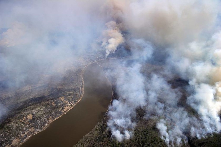 Ο Καναδάς στις φλόγες: Ανεξέλεγκτη πυρκαγιά κατακαίει δάση και πόλεις επί μια εβδομάδα (Pics)