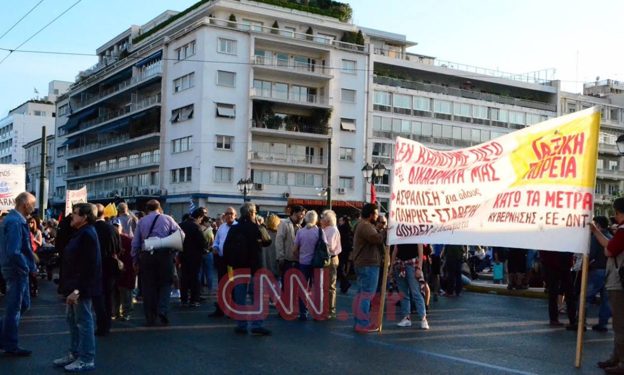 Ολοκληρώθηκε η συγκέντρωση του ΠΑΜΕ στην Ομόνοια (vid+pics)