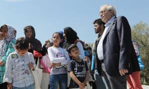 Πρόσφυγες ξενάγησε στην Ακρόπολη ο Αριστείδης Μπαλτάς (photos)