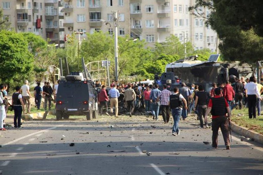 Ισχυρή έκρηξη στην Τουρκία - Τουλάχιστον 15 αστυνομικοί τραυματίες (Pics & Vids)