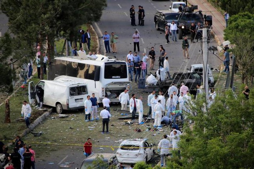 Ισχυρή έκρηξη στην Τουρκία - Τουλάχιστον 15 αστυνομικοί τραυματίες (Pics & Vids)