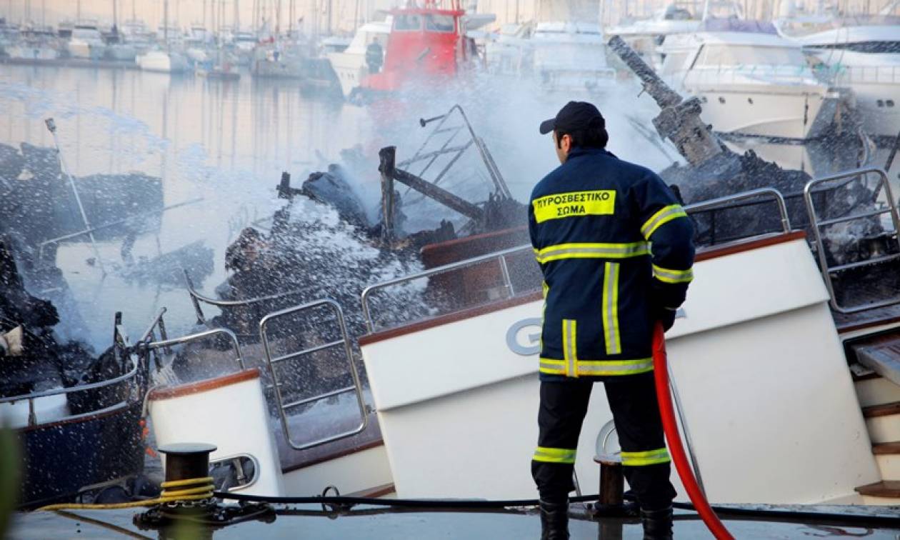 Αστυπάλαια: Θαλαμηγός τυλίχτηκε στις φλόγες