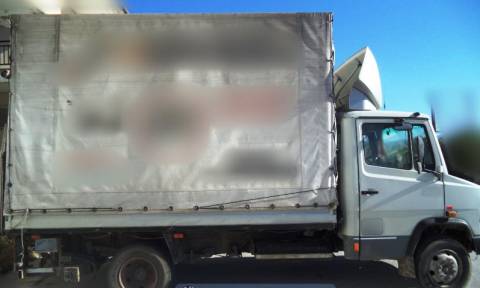 Έκρυψε 57 μετανάστες σε φορτηγό για να τους μεταφέρει από τον Έβρο στην Αθήνα