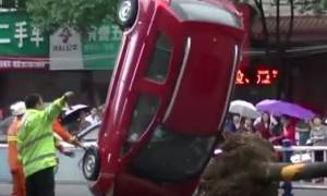 Απίστευτο! Ο δρόμος «κατάπιε» τέσσερα αυτοκίνητα στην Κίνα (vid)