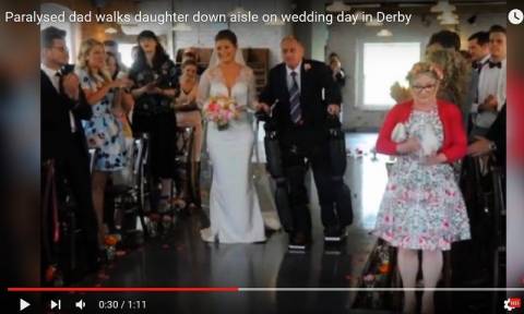 Συγκινητικό βίντεο: Παράλυτος πατέρας σηκώθηκε όρθιος για να συνοδεύσει την κόρη του στο γάμο της