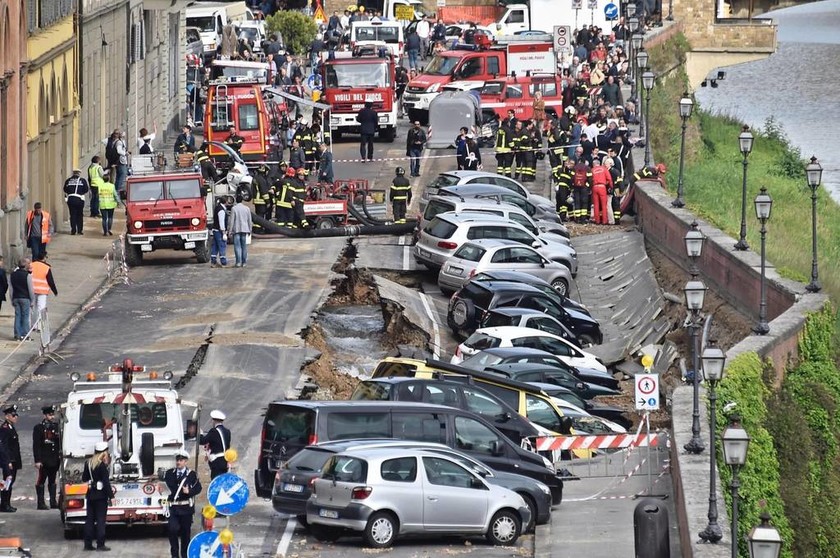 Και ξαφνικά η γη κατάπιε 20 αυτοκίνητα στη Φλωρεντία (Vids & Pics)