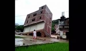 Βίντεο σοκ: Ορμητικός χείμαρρος παρέσυρε κτήριο έπειτα από σφοδρές βροχοπτώσεις στην Κίνα