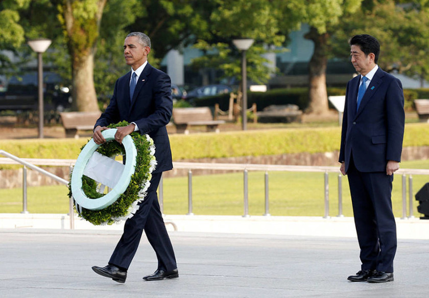 Ιστορική επίσκεψη Ομπάμα στη Χιροσίμα αλλά χωρίς συγγνώμη για την ατομική βόμβα (Vids & Pics)