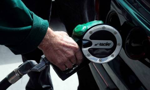 Έρχονται νέες αυξήσεις «σοκ» στη τιμή της βενζίνης - «Χαράτσι» για τέλη κυκλοφορίας