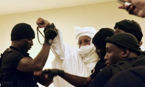 Ιστορική καταδίκη: Iσόβια για εγκλήματα κατά της ανθρωπότητας στον πρώην πρόεδρο του Τσαντ (Vid)