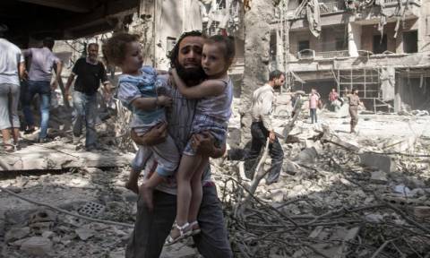 Δεκάδες νεκροί από μπαράζ βομβαρδισμών στην Ιντλίμπ της Συρίας (Vid)
