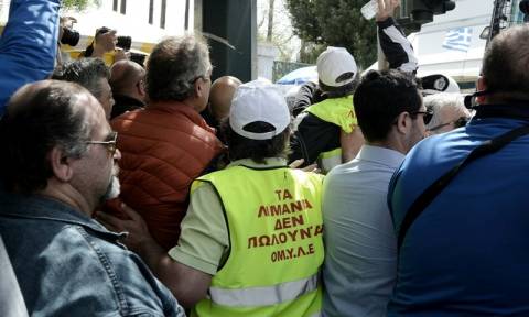 Ένταση στη συγκέντρωση των λιμενεργατών στο κέντρο της Αθήνας
