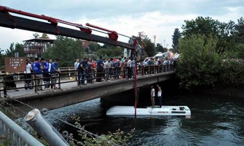 Τραγωδία στην Τουρκία: Πνίγηκαν 14 άνθρωποι σε σχολικό λεωφορείο που έπεσε σε ποτάμι (Vid)