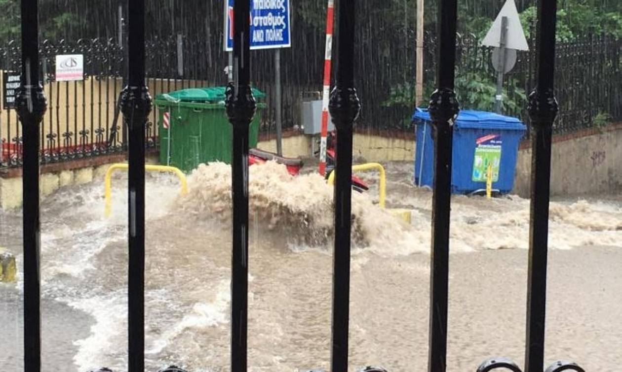 Θεσσαλονίκη: Μεγάλα προβλήματα από τη νεροποντή - Nταλίκα «δίπλωσε» στην Εθνική Οδό (pics-vid)