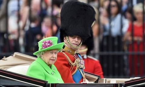 Βρετανία: Το περιστατικό που χάλασε τα γενέθλια και την όρεξη της βασίλισσας...  (pics)