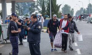 Πολύκαστρο: Εκατοντάδες πρόσφυγες αποχώρησαν ήδη από τον καταυλισμό του βενζινάδικου
