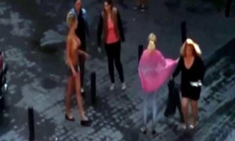 Πανικός: Γυμνόστηθες ιερόδουλες ξεμαλλιάζονται στη μέση του δρόμου! (video)