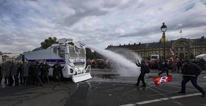 Καζάνι που βράζει η Γαλλία: Ανοιχτά μέτωπα με τους χούλιγκανς και την κοινωνική έκρηξη στο εργασιακό