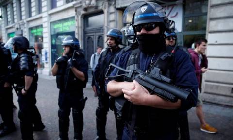 Καζάνι που βράζει η Γαλλία: Ανοιχτά μέτωπα με τους χούλιγκαν του Euro 2016 και την κοινωνική έκρηξη