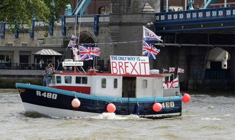 «Ναυμαχία» στον Τάμεση για το Brexit (photos&videos)